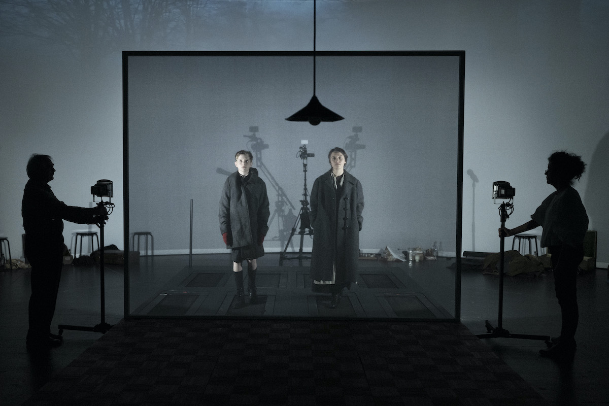 Alles, was wir nicht erinnern – Thalia Theater Hamburg – Gernot Grünewald erzählt in seinem Recherchestück von Flucht, Vertreibung und wirkmächtigen Traumata